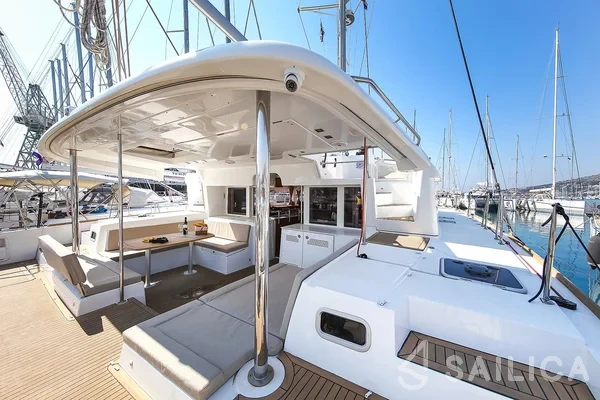 Lagoon 450  Flybridge - Yacht Charter Sailica