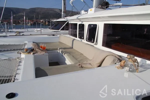 Lagoon 450  Flybridge - Yacht Charter Sailica