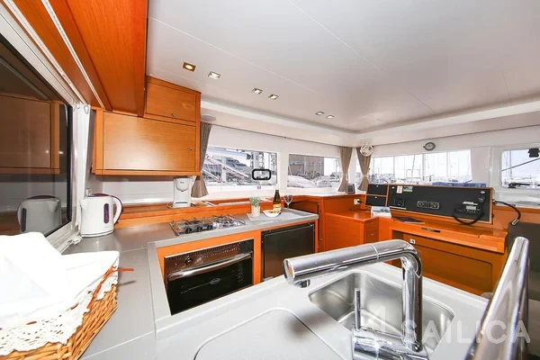 Lagoon 450  Flybridge - Yacht Charter Sailica