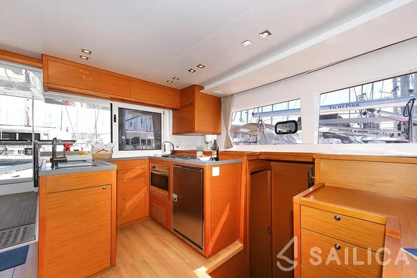 Lagoon 450  Flybridge - Yacht Charter Sailica