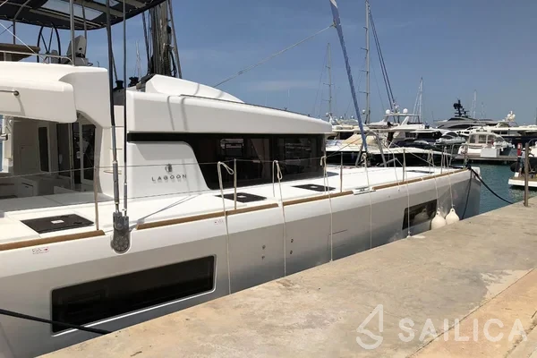 Lagoon 52F - Yacht Charter Sailica