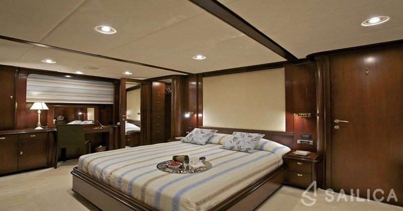 Lowland 103 - Yacht Charter Sailica
