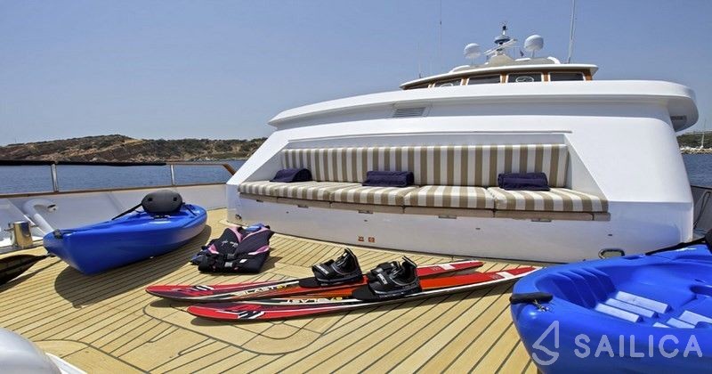Lowland 103 - Yacht Charter Sailica