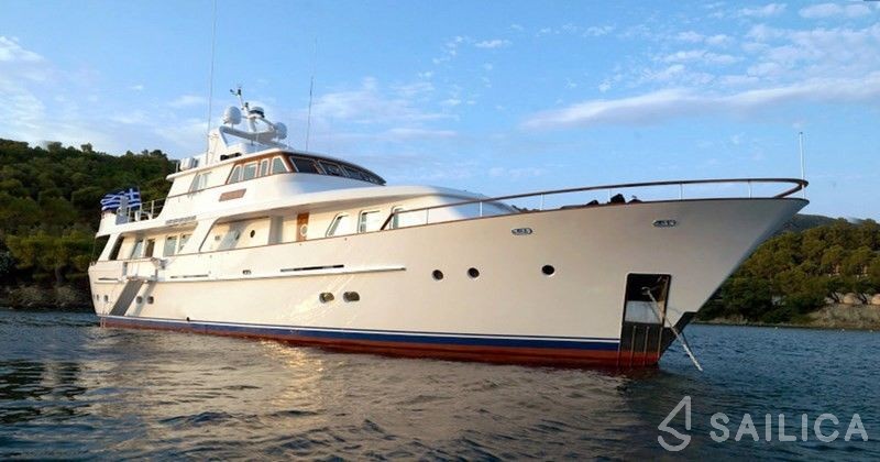 Lowland 103 - Yacht Charter Sailica