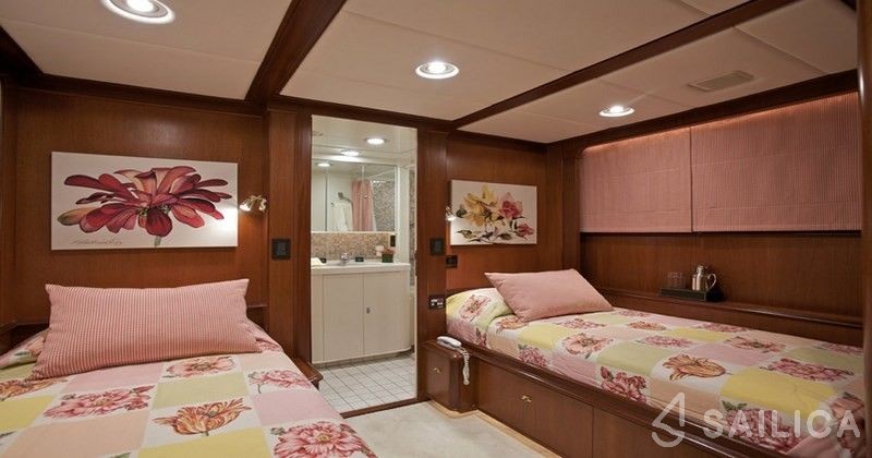 Lowland 103 - Yacht Charter Sailica