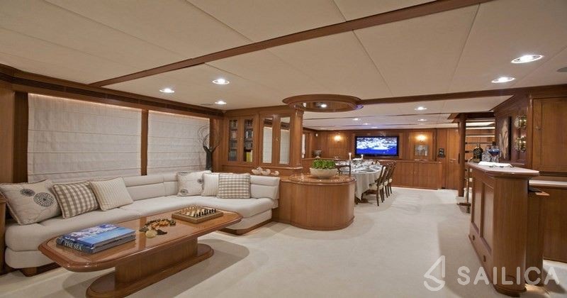 Lowland 103 - Yacht Charter Sailica