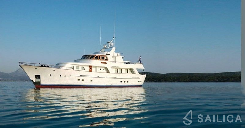 Lowland 103 - Yacht Charter Sailica