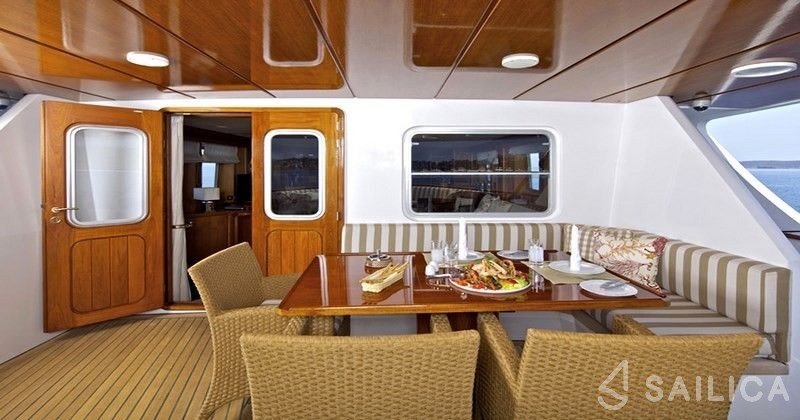 Lowland 103 - Yacht Charter Sailica