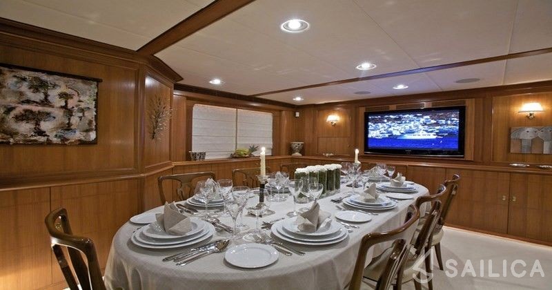Lowland 103 - Yacht Charter Sailica
