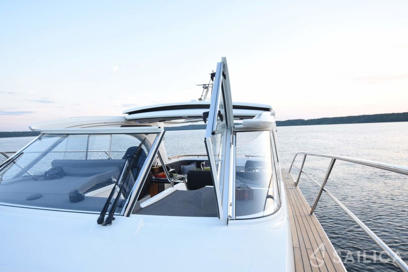 Marex 360 Cabriolet Cruiser - Yacht Charter Sailica