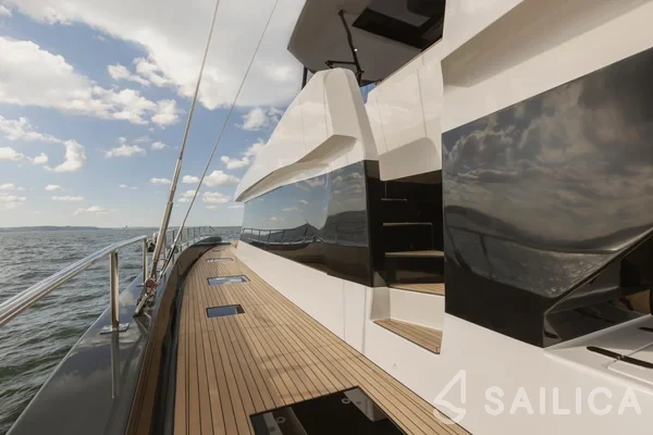 Moon Yacht 60 - Yacht Charter Sailica