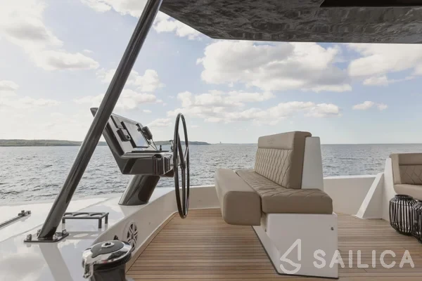 Moon Yacht 60 - Yacht Charter Sailica