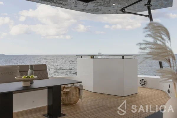 Moon Yacht 60 - Yacht Charter Sailica