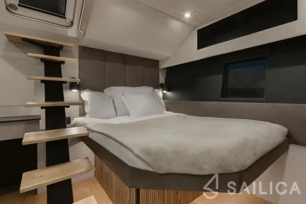 Moon Yacht 60 - Yacht Charter Sailica