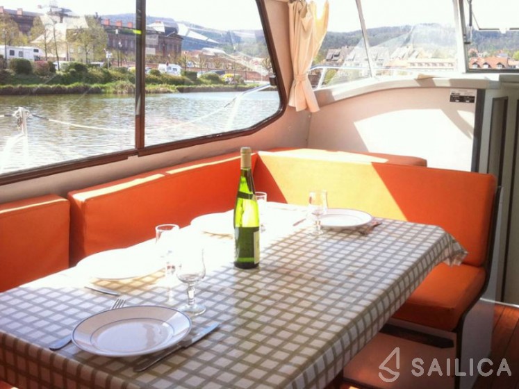 Riviera 920 - Yacht Charter Sailica