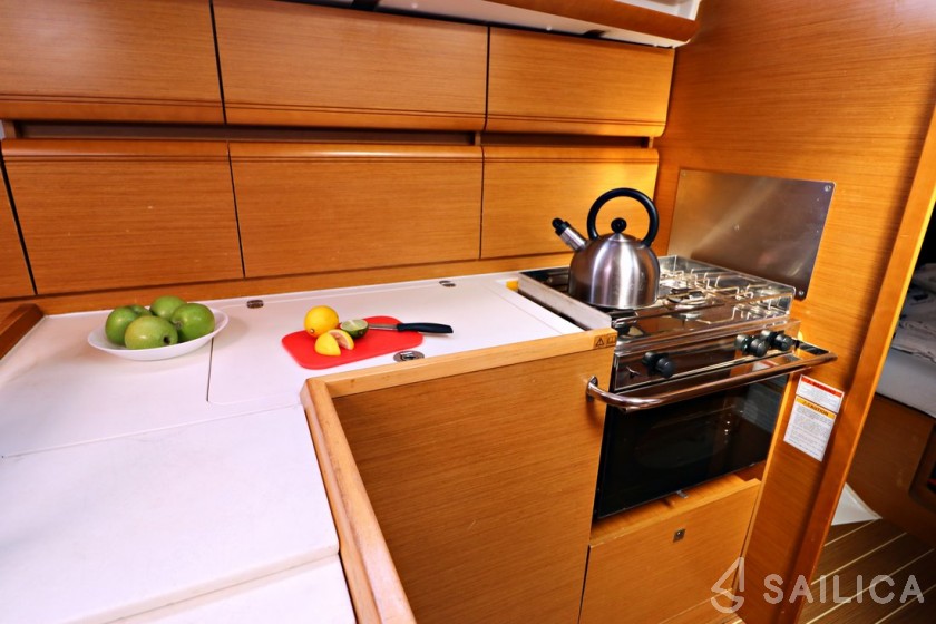 Sun Odyssey 409 Performance - Yacht Charter Sailica