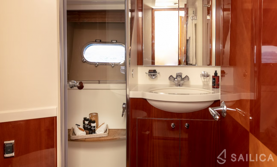 Princess 72 Fly - Yacht Charter Sailica