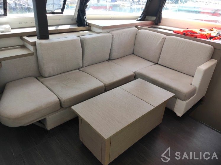 Astréa 42 - Yacht Charter Sailica