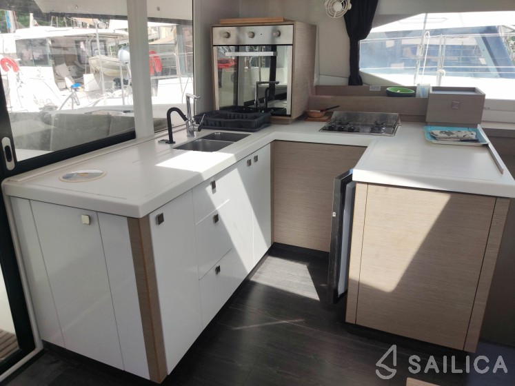 Astréa 42 - Yacht Charter Sailica