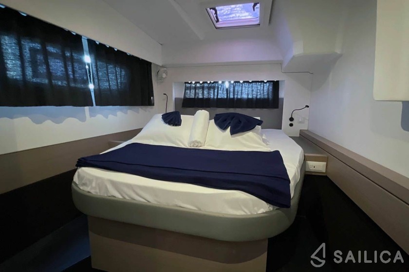 Astréa 42 - Yacht Charter Sailica