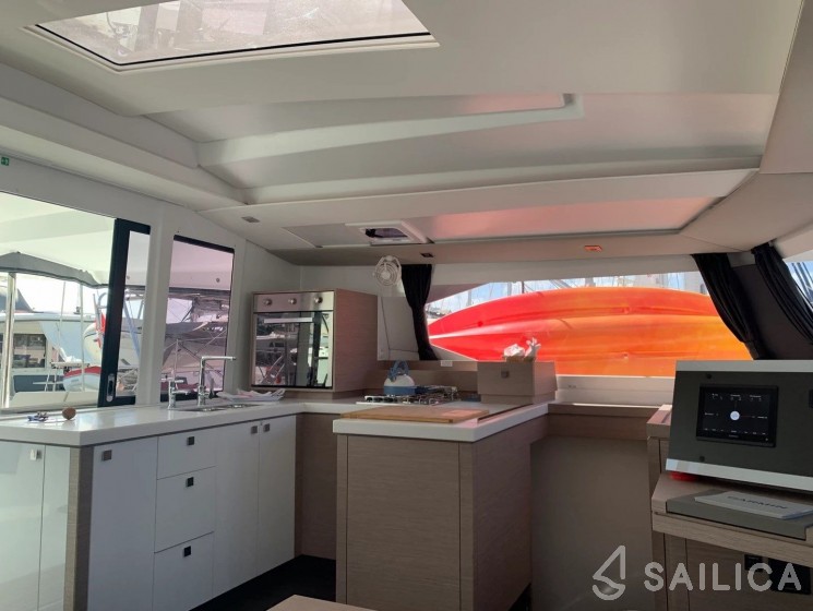 Astréa 42 - Yacht Charter Sailica