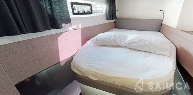 Astréa 42 - Yacht Charter Sailica