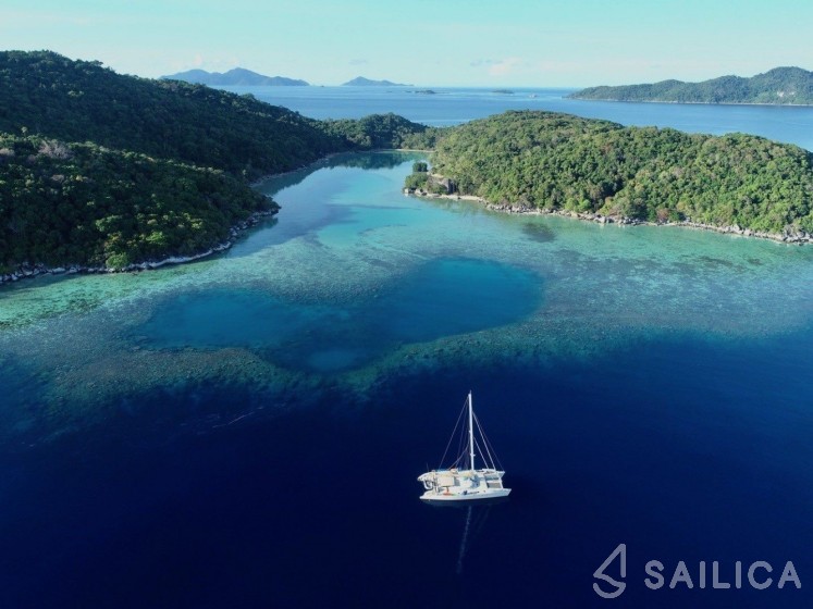 Ocean 850 - Yacht Charter Sailica