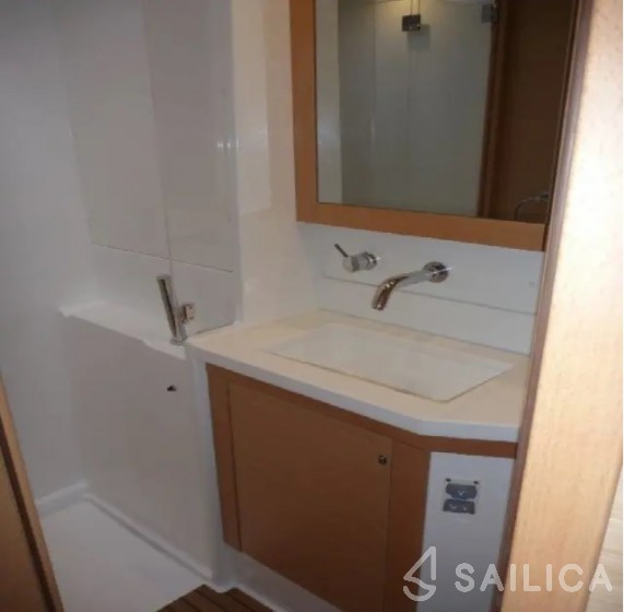 Lagoon 450 S - 4 + 2 cab. - Yacht Charter Sailica