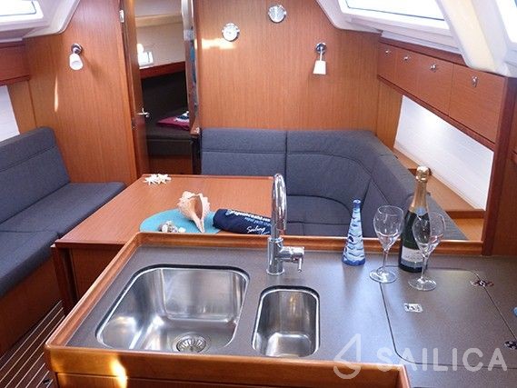 Bavaria Cruiser 37 - 3 cab. - Yacht Charter Sailica