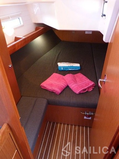 Bavaria Cruiser 37 - 3 cab. - Yacht Charter Sailica