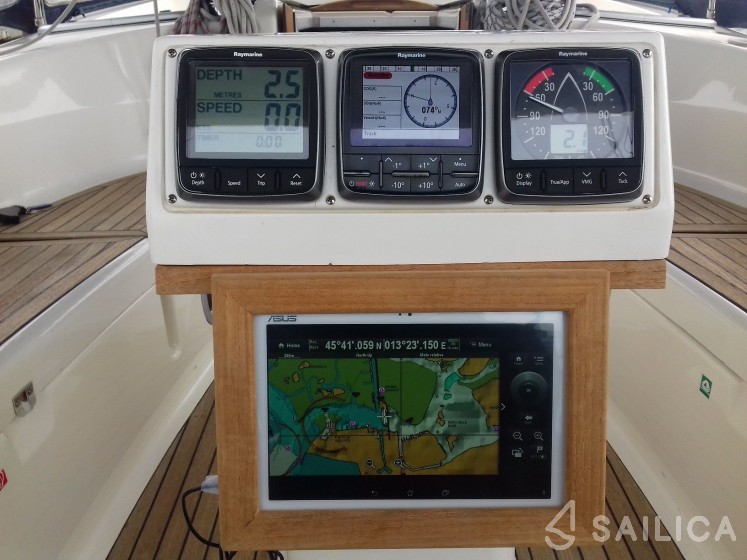 Bavaria Sport 400 - Yacht Charter Sailica