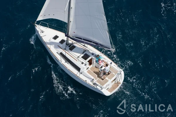 Oceanis 31 - Yacht Charter Sailica
