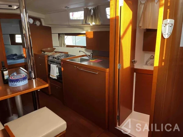 Oceanis 35.1 - Yacht Charter Sailica