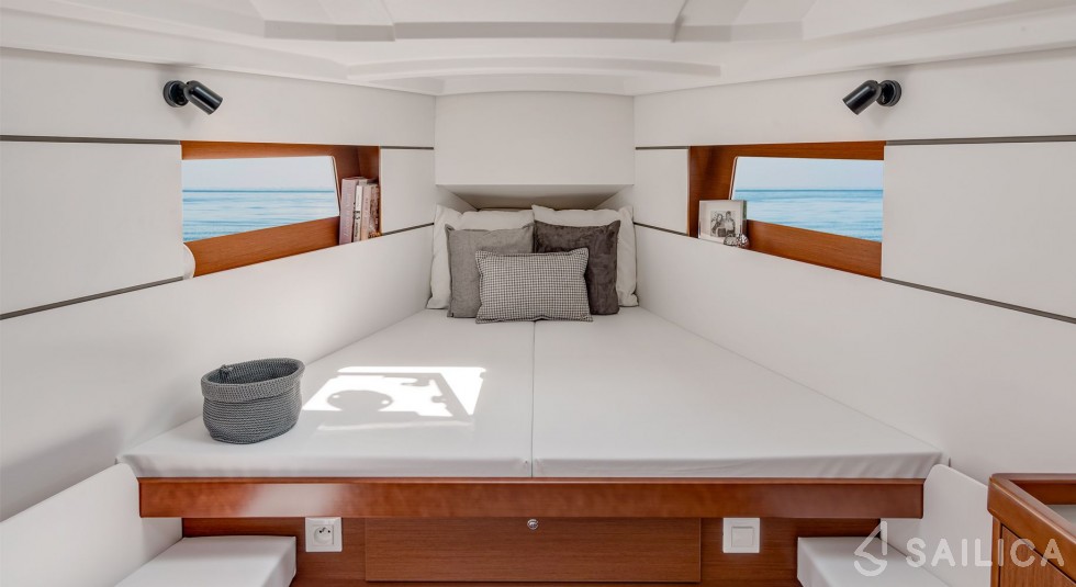 Oceanis 35 - Yacht Charter Sailica