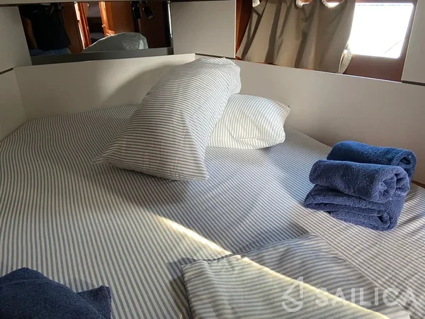 Oceanis 38 - Yacht Charter Sailica
