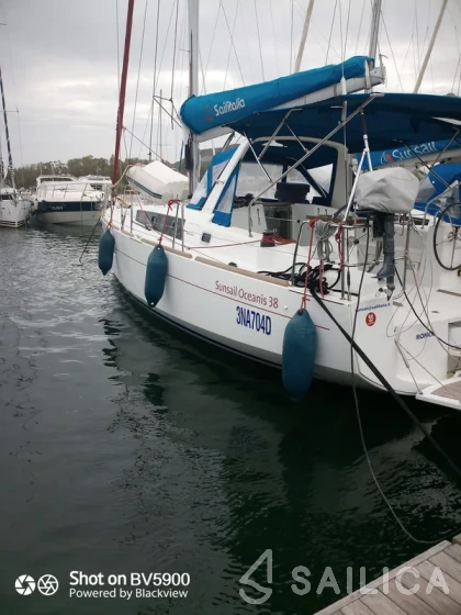 Oceanis 38 - Yacht Charter Sailica