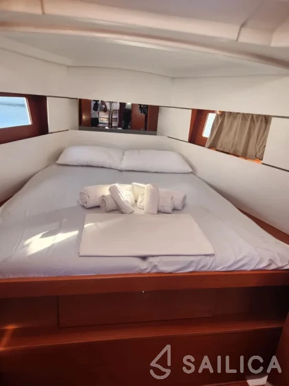 Oceanis 38 - Yacht Charter Sailica