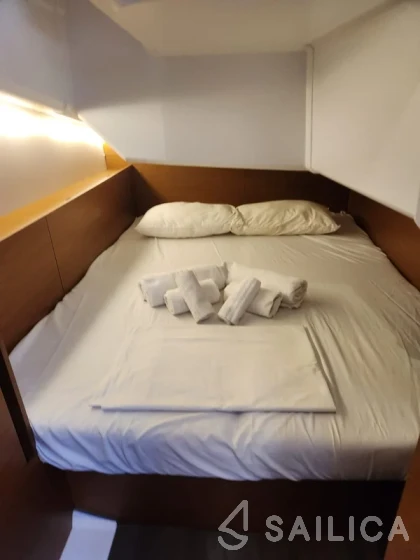 Oceanis 38 - Yacht Charter Sailica