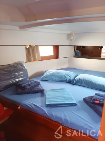 Oceanis 38 - Yacht Charter Sailica