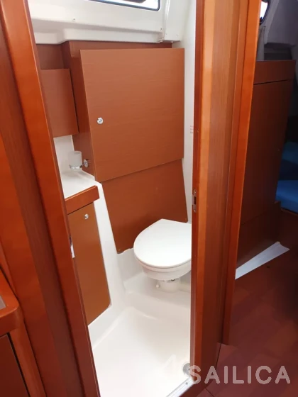 Oceanis 38 - Yacht Charter Sailica