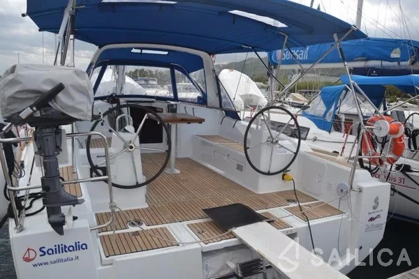 Oceanis 38.1 - Yacht Charter Sailica