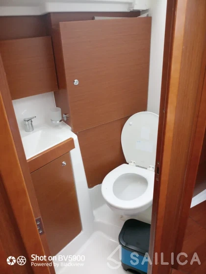 Oceanis 38.1 - Yacht Charter Sailica
