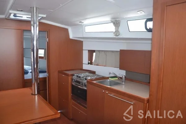 Oceanis 38.1 - Yacht Charter Sailica