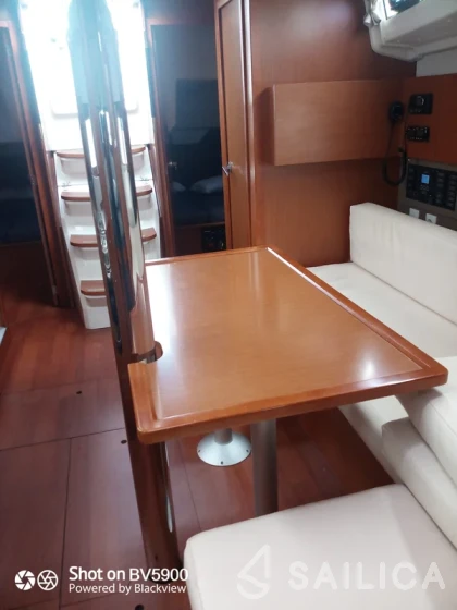 Oceanis 38.1 - Yacht Charter Sailica