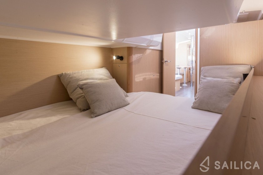 Oceanis 38.1 - Yacht Charter Sailica