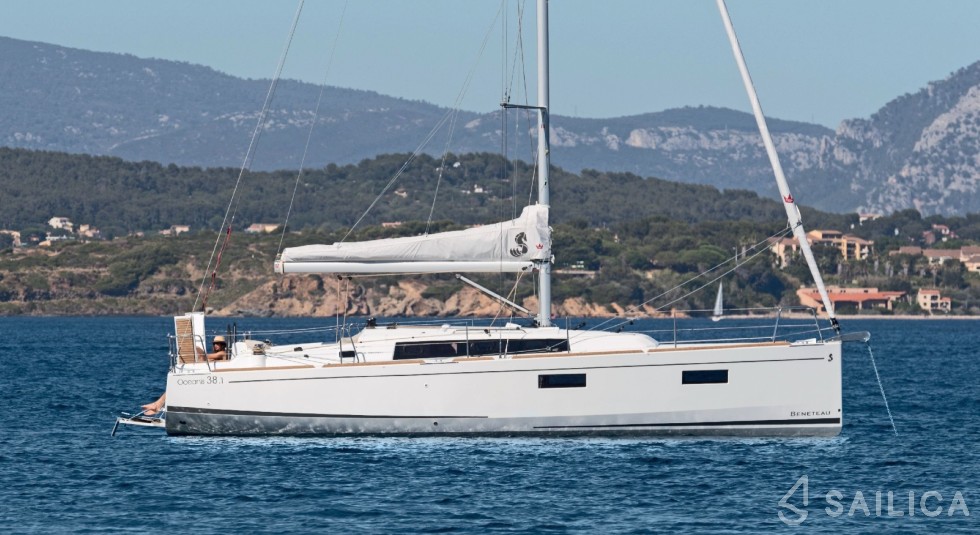 Oceanis 38.1 - Yacht Charter Sailica