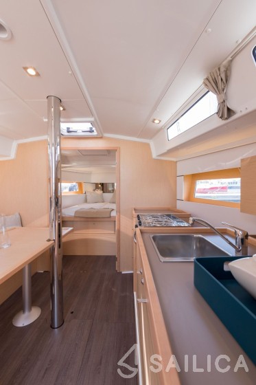 Oceanis 38.1 - Yacht Charter Sailica