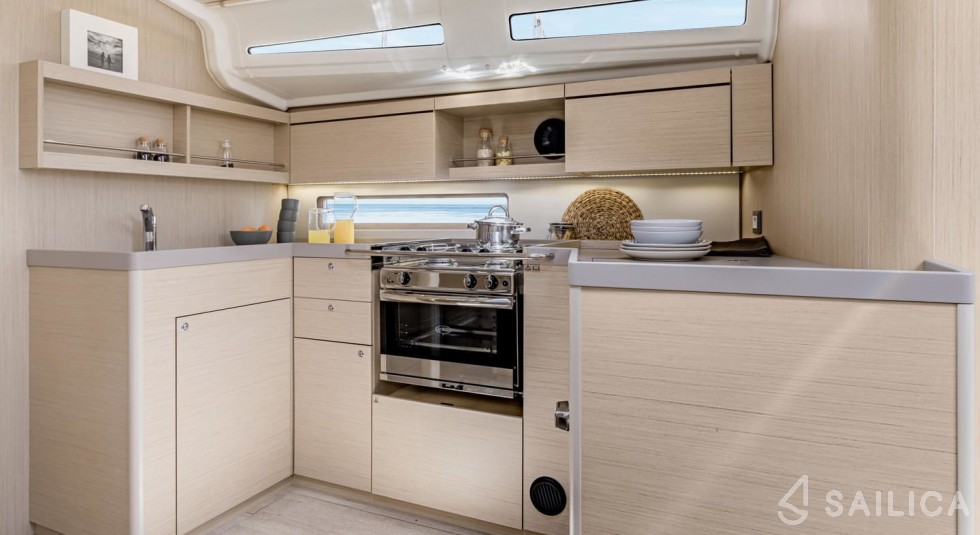 Oceanis 40.1 - Yacht Charter Sailica