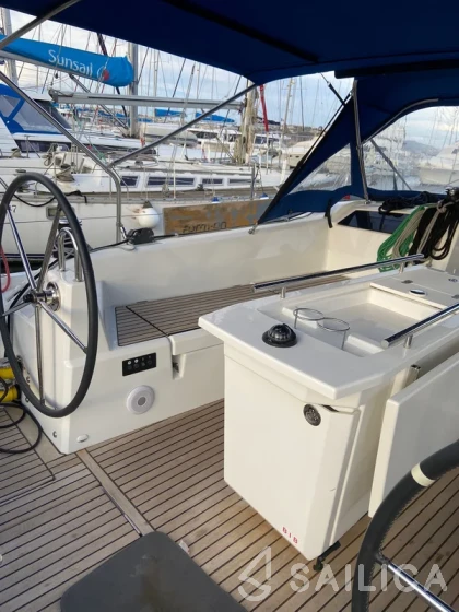 Oceanis 40.1 - Yacht Charter Sailica