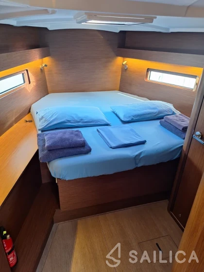 Oceanis 40.1 - Yacht Charter Sailica
